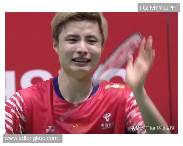 球员为已故父亲进球后跪地痛哭场面感人至深泪目瞬间引发共鸣 球员为已故父亲进球后跪地痛哭场面感人至深泪目瞬间引发共鸣