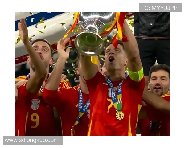 欧洲杯荣获月度最佳球员，实至名归